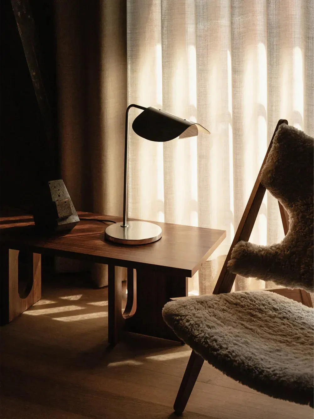 Wing table lamp